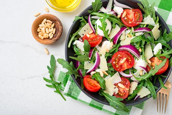 Tuore Arugula Salaatti Pinjansiemenillä Kirsikkatomaateilla Parmesaanijuustolla — kuvapankkivalokuva