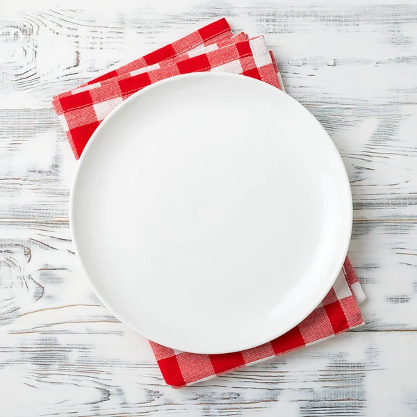 Empty White Plate Red Napkin White Wooden Background Copy Space — Stock Photo, Image