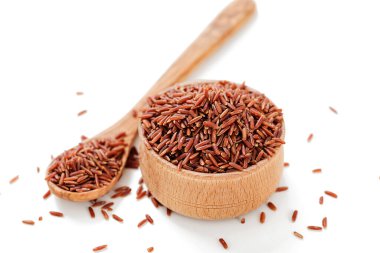 Beyaz arka planda izole edilmiş ahşap bir kasede kırmızı pirinç