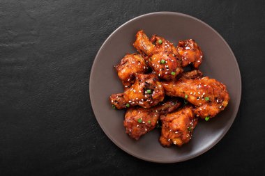 Susamlı, fırında tavuk kanadı. Geleneksel Asya tarifi.