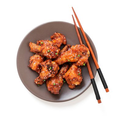 Susamlı, fırında tavuk kanadı. Geleneksel Asya tarifi. beyaz arkaplanda izole