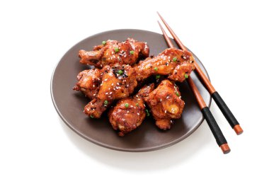 Susamlı, fırında tavuk kanadı. Geleneksel Asya tarifi. beyaz arkaplanda izole