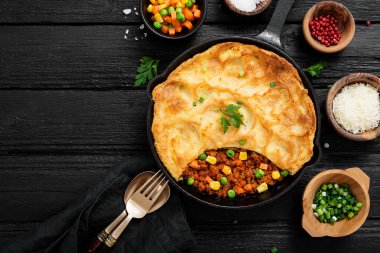 Çoban turtası, kıyma, sebze ve patates püresi ile geleneksel İngiliz yemeği..