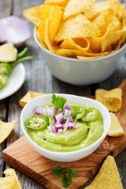 Bir kase taze avokado soslu mısır cipsi..