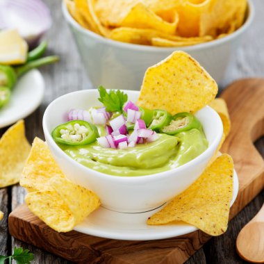 Bir kase taze avokado soslu mısır cipsi..