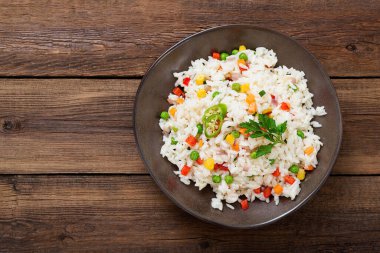 Sebzeli kızarmış pirinç, Asya usulü..