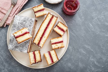 Avustralya lamington pastası, ahududu reçeli ve çikolata soslu Hindistan cevizi gevreği..