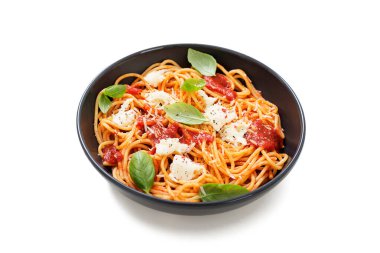 Domates soslu spagetti, parmesan peyniri ve fesleğenle süslenmiş mozzarella peyniri. Beyaz arka planda izole edilmiş.