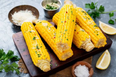 Buğulanmış mısır ve rendelenmiş parmesan..