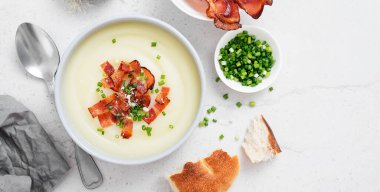 Jambonlu, yeşil soğanlı ve peynirli patates kremalı çorba..