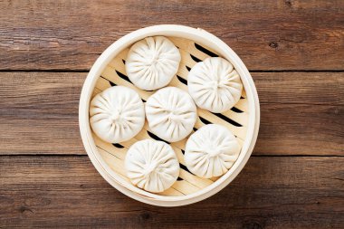 Çiğ hamur tatlısı bambu buharlı tencerede. beyaz arkaplanda izole