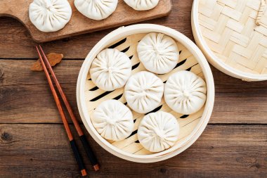 Çiğ hamur tatlısı bambu tenceresinde..