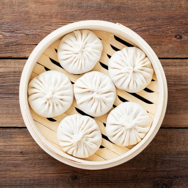 Çiğ hamur tatlısı bambu tenceresinde..