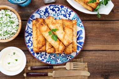 Çok Kızarmış Türk Purosu Şekillendirilmiş Rolls Rulo - Yumurtalı Sigara Borek.