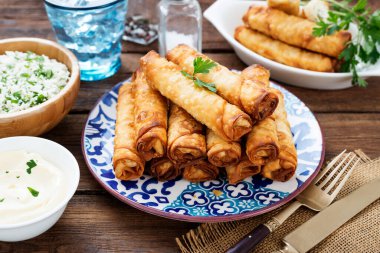 Çok Kızarmış Türk Purosu Şekillendirilmiş Rolls Rulo - Yumurtalı Sigara Borek.