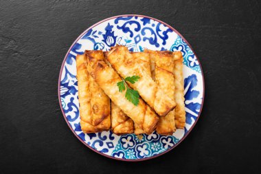 Çok Kızarmış Türk Purosu Şekillendirilmiş Rolls Rulo - Yumurtalı Sigara Borek.