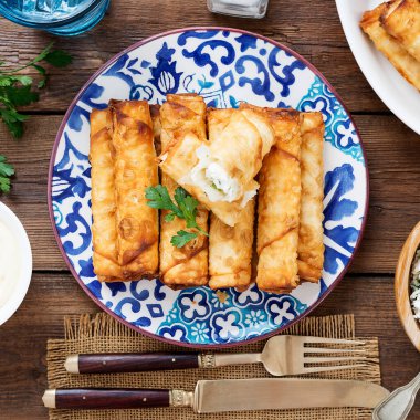 Çok Kızarmış Türk Purosu Şekillendirilmiş Rolls Rulo - Yumurtalı Sigara Borek.v