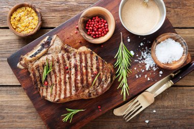 Taze ızgara et. Ahşap kesme tahtasında ızgara biftek..