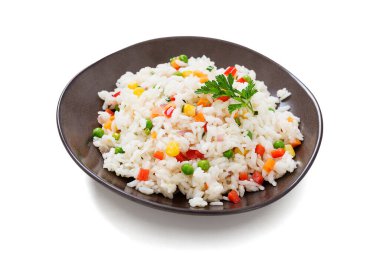 Beyaz arka planda sebzeli bir kase pirinç..