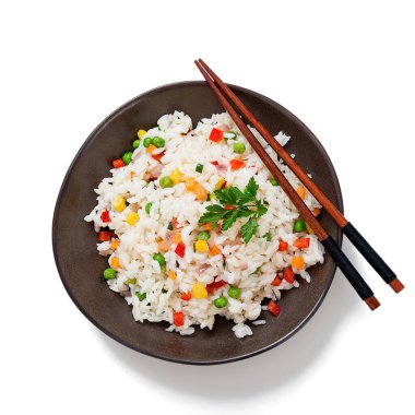 Beyaz arka planda sebzeli bir kase pirinç..