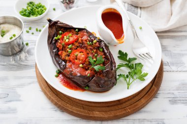 Karniyarik - Doldurulmuş patlıcan, kıymalı patlıcan ve domates sosuyla pişirilmiş sebze.