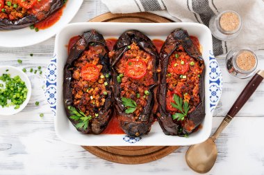Karniyarik - Doldurulmuş patlıcan, doğranmış et ve domates sosuyla pişirilmiş sebze .