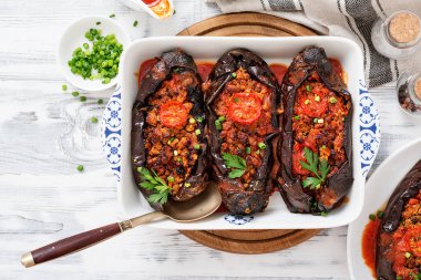 Karniyarik - Doldurulmuş patlıcan, doğranmış et ve domates sosuyla pişirilmiş sebze .