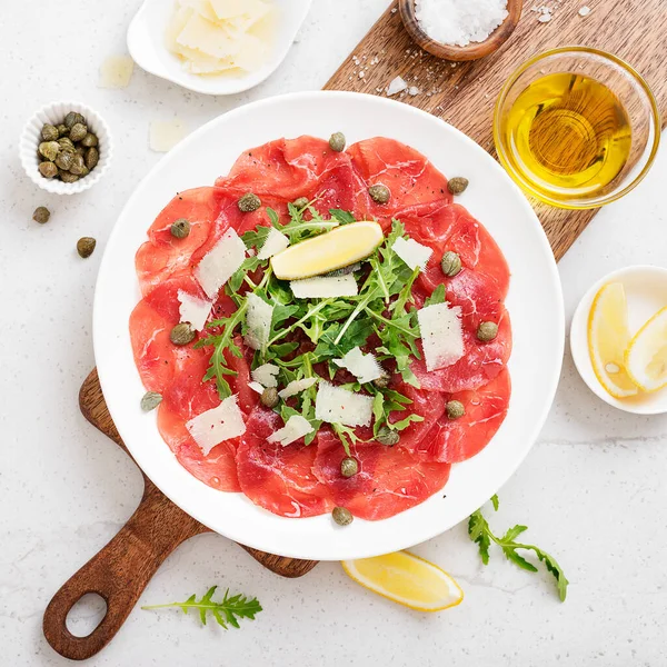 Rundvlees Carpaccio Koud Voorgerecht Met Parmezaanse Kaas Kappertjes Arugula Witte — Stockfoto