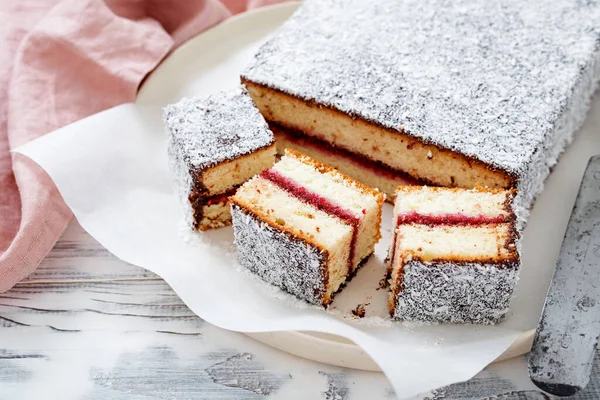 Australisk Lamington Kaka Med Hallonsylt Och Chokladsås Beströdd Med Kokosflingor — Stockfoto