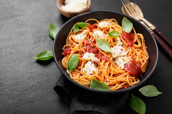 意大利面 番茄酱 意大利面和用罗勒装饰的莫扎莱奶酪 — 图库照片