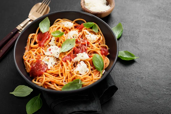 Spaghetti Mit Tomatensauce Parmesan Und Mozzarella Mit Basilikum — Stockfoto