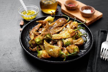 Sarımsak soslu ve deniz tuzlu kızarmış yeşil biber..