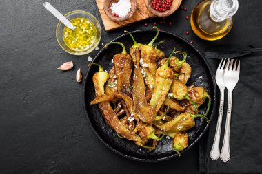 Sarımsak soslu ve deniz tuzlu kızarmış yeşil biber..