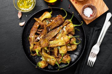 Sarımsak soslu ve deniz tuzlu kızarmış yeşil biber..