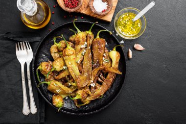 Sarımsak soslu ve deniz tuzlu kızarmış yeşil biber..