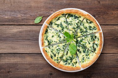 Vejetaryen ıspanaklı turta ya da beyaz peynirli tart..