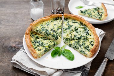 Vejetaryen ıspanaklı turta ya da beyaz peynirli tart..