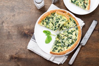 Vejetaryen ıspanaklı turta ya da beyaz peynirli tart..