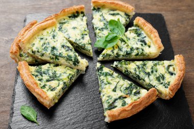Vejetaryen ıspanaklı turta ya da beyaz peynirli tart..