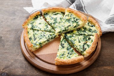 Vejetaryen ıspanaklı turta ya da beyaz peynirli tart..
