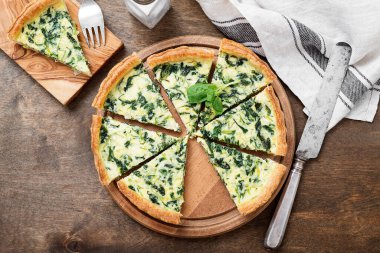 Vejetaryen ıspanaklı turta ya da beyaz peynirli tart..