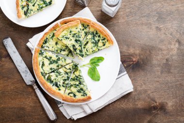 Vejetaryen ıspanaklı turta ya da beyaz peynirli tart..