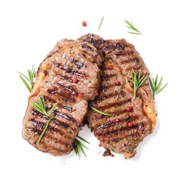 Beyaz arka planda izole edilmiş baharatlı ızgara biftek.
