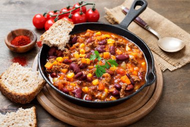 Geleneksel Meksika yemeği Chili con carne ile kıyma ve kırmızı fasulye.