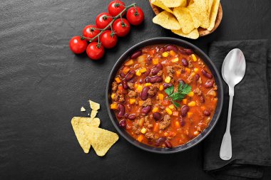 Geleneksel Meksika yemeği Chili con carne ile kıyma ve kırmızı fasulye.