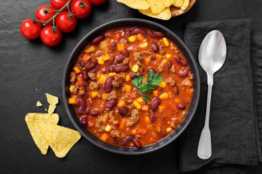 Geleneksel Meksika yemeği Chili con carne ile kıyma ve kırmızı fasulye.