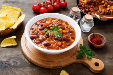 Geleneksel Meksika yemeği Chili con carne ile kıyma ve kırmızı fasulye.