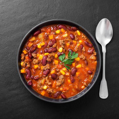Geleneksel Meksika yemeği Chili con carne ile kıyma ve kırmızı fasulye.