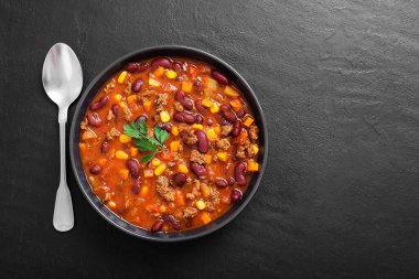 Geleneksel Meksika yemeği Chili con carne ile kıyma ve kırmızı fasulye.