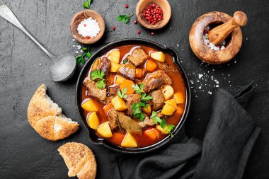 Patates, havuç ve baharatla pişirilmiş sığır eti eti (Macar gulaş kebabı).